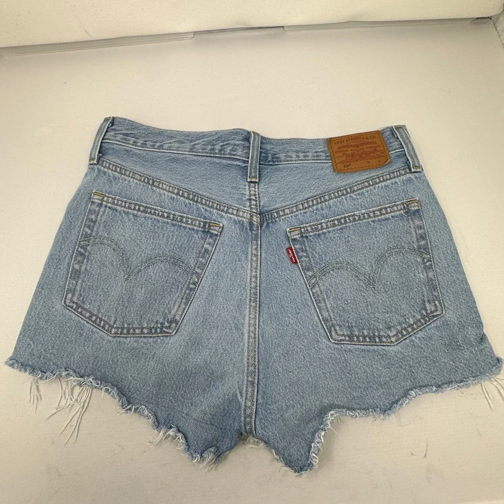 Levis Premium Denim Shorts Womens 28 Light‎ Wash Frayed Hem High Rise Button Fly